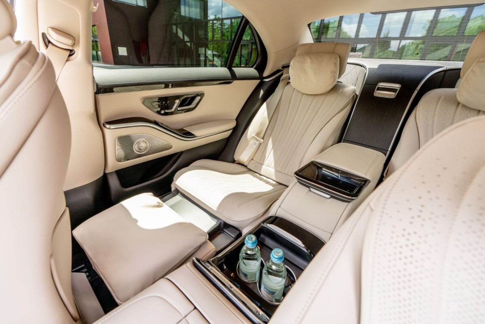 Limousine Mercedes S450 L 4matic interior back seats and middle console.