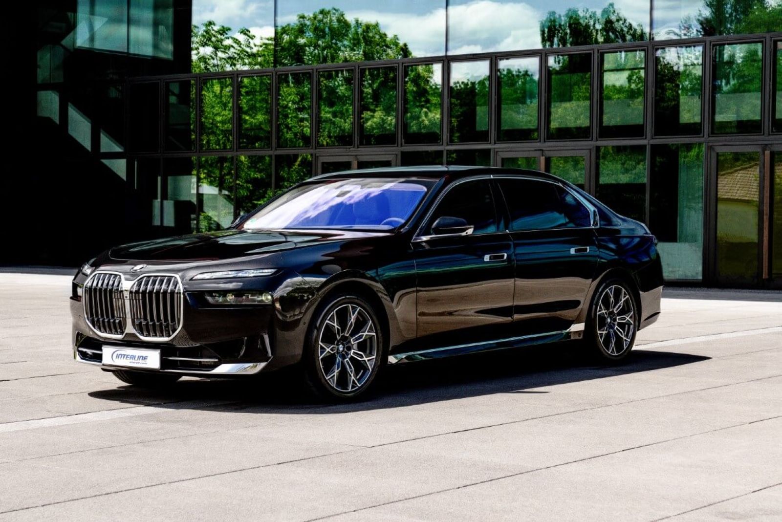 Limousine BMW 750e xDrive (hybrid) von vorne.