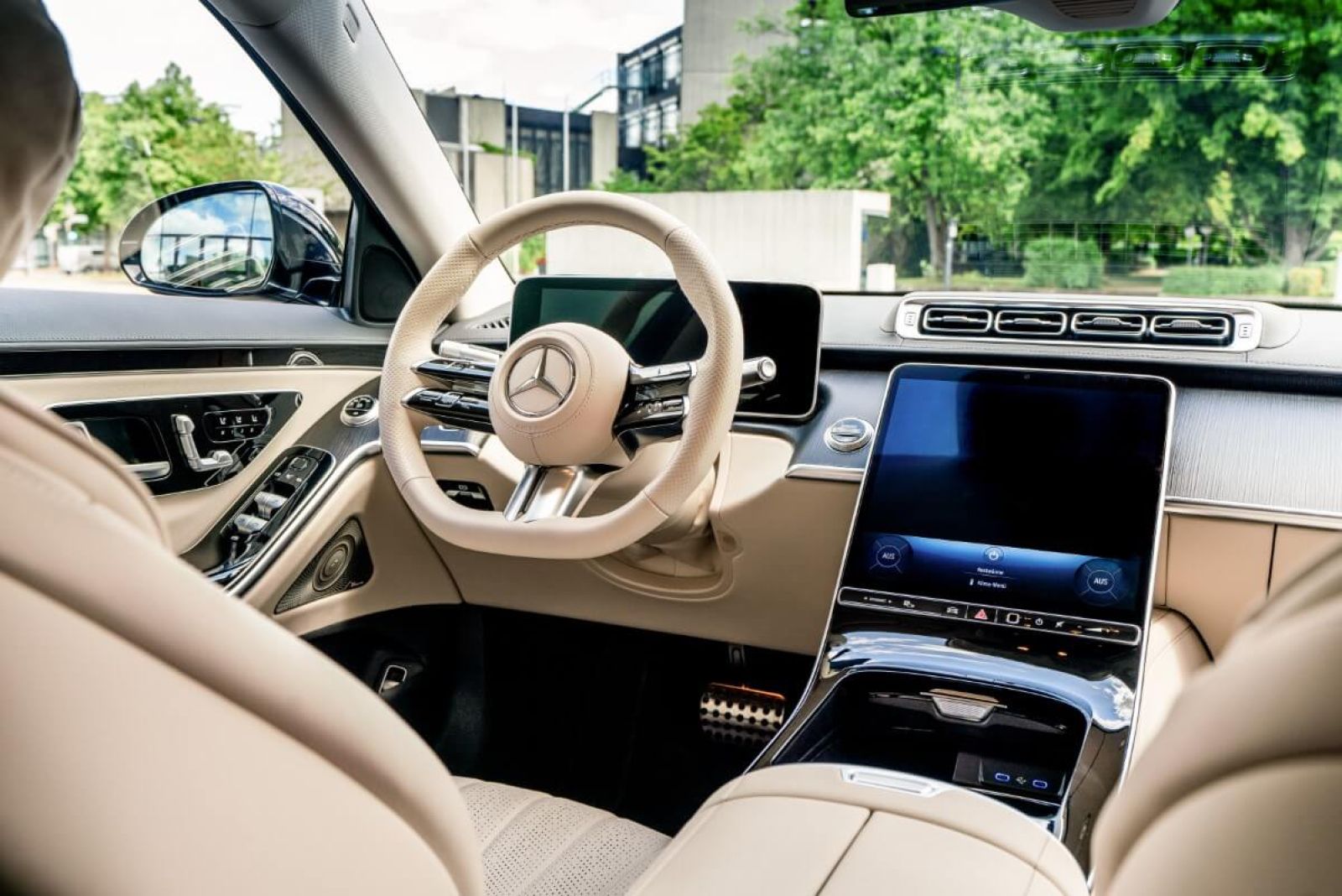 Limousine Mercedes S450 L 4matic interior front.