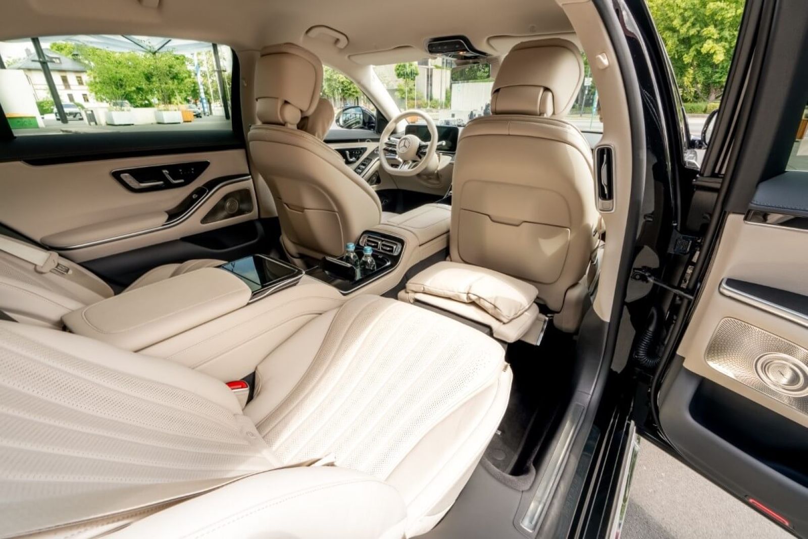 Limousine Mercedes S450 L 4matic interior back.