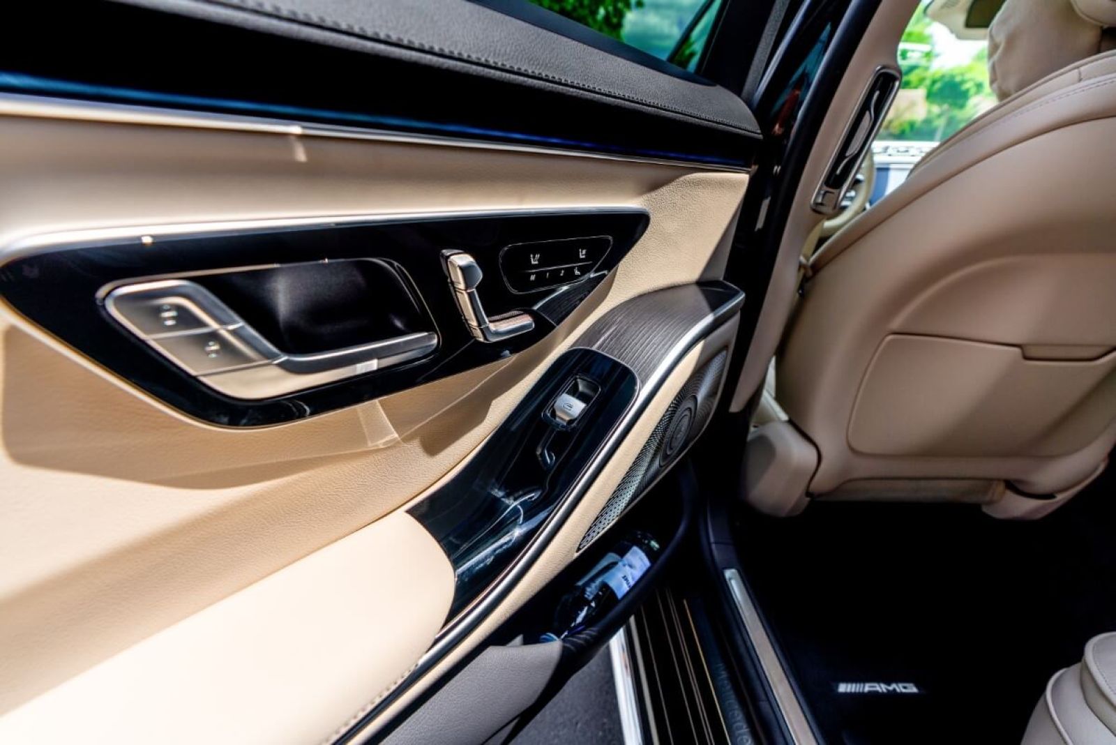 Limousine Mercedes S450 L 4matic interior details door panel.